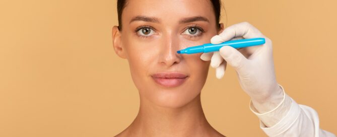 Une opération de rhinoplastie