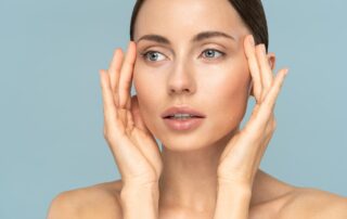 Une femme qui a effectué un lifting du visage